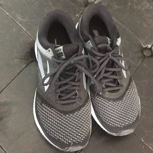 Brooks revel sz 8 black and gray sneakers